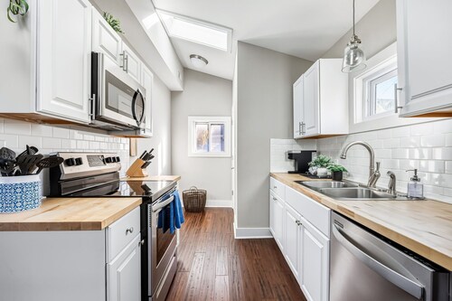 Sleek Modern Indy Home w/ Yard, BBQ & Easy Access