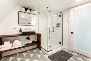 Hårtork, handdukar, tvål och toalettpapper