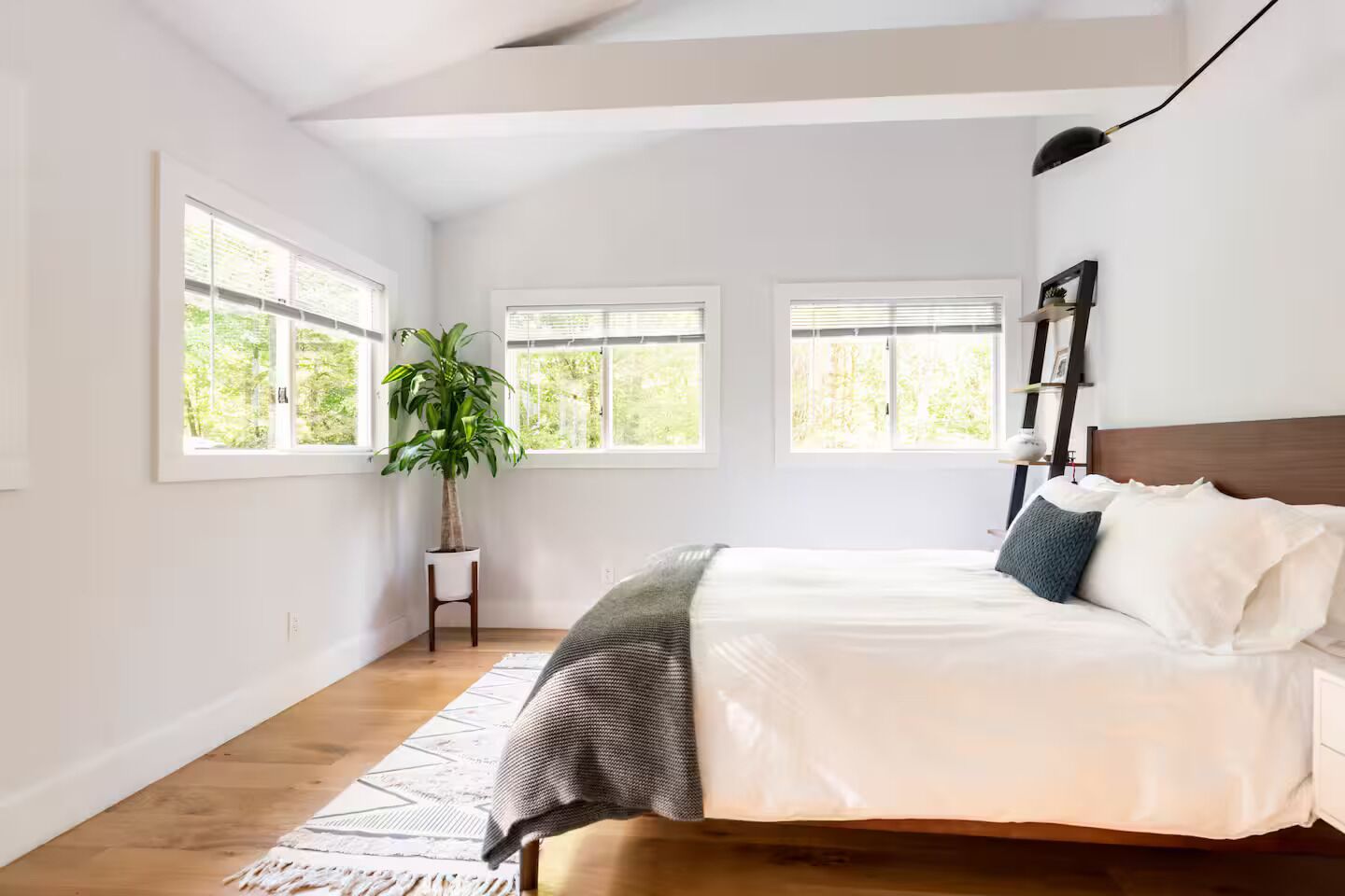 3 habitaciones, tabla de planchar con plancha, internet y ropa de cama 