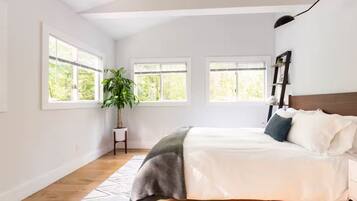 3 多间卧室、熨斗/熨衣板、上网接入、床单