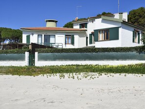 Exterior - Villa Fernando: Private Garden with Direct Beach Access (Pula)