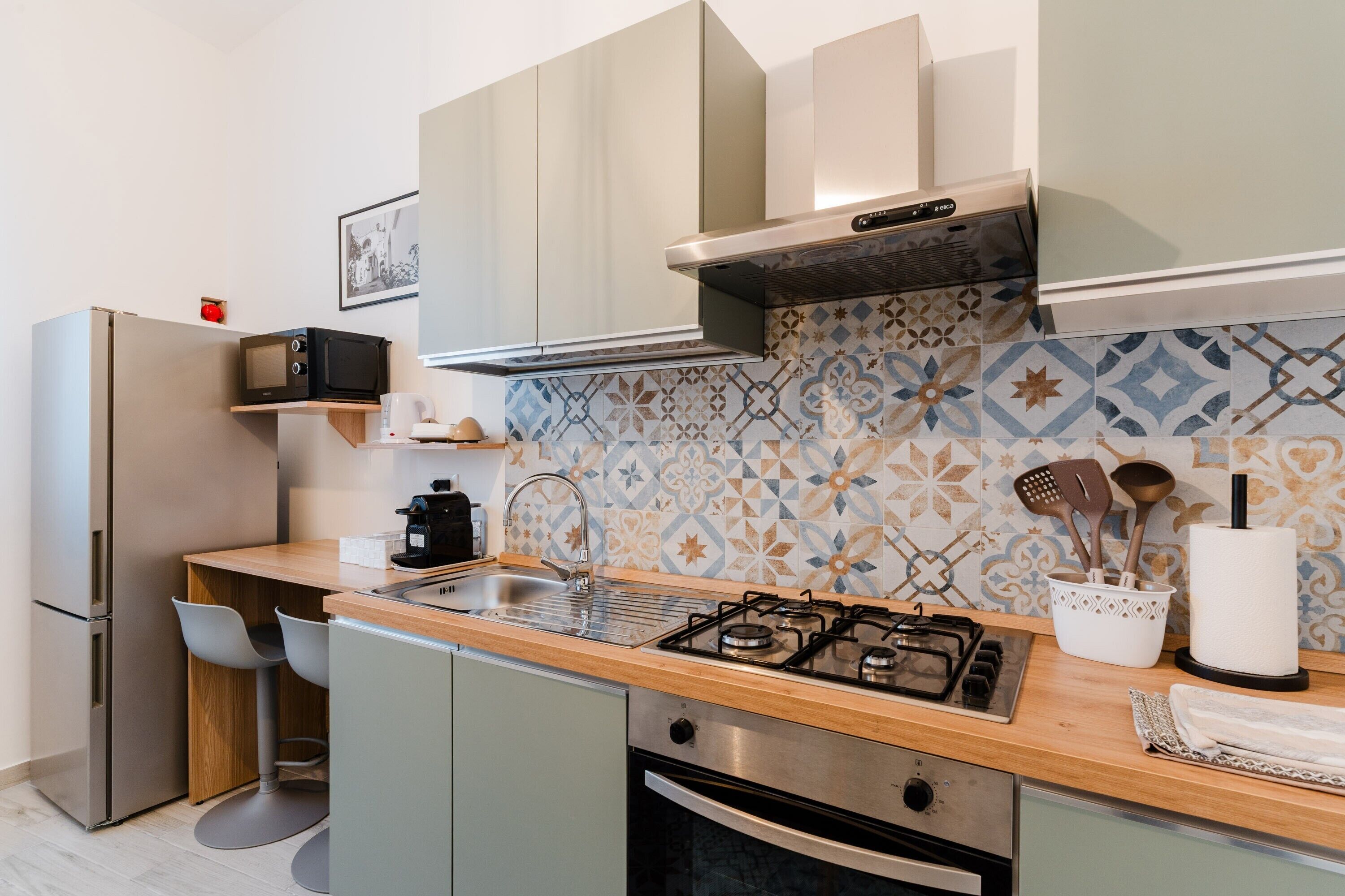 Kühlschrank, Mikrowelle, Ofen, Herdplatte