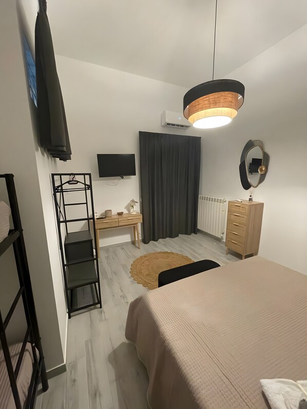 2 quartos, ferros/tábuas de passar roupa, Wi-Fi, roupa de cama