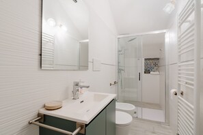 Douche, sèche-cheveux, serviettes fournies