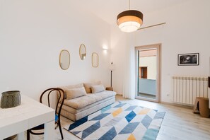 TV, fireplace - Holiday Home 'Casa Margherita' with Private Terrace, Wi-Fi and Air Conditioning (MATINO)