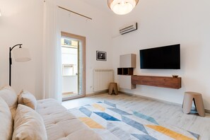 TV, fireplace - Holiday Home 'Casa Margherita' with Private Terrace, Wi-Fi and Air Conditioning (MATINO)