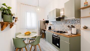 Kühlschrank, Mikrowelle, Ofen, Herdplatte