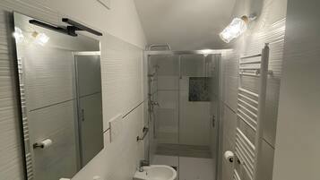 Doccia, asciugacapelli, asciugamani