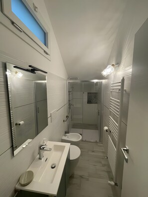 Doccia, asciugacapelli, asciugamani