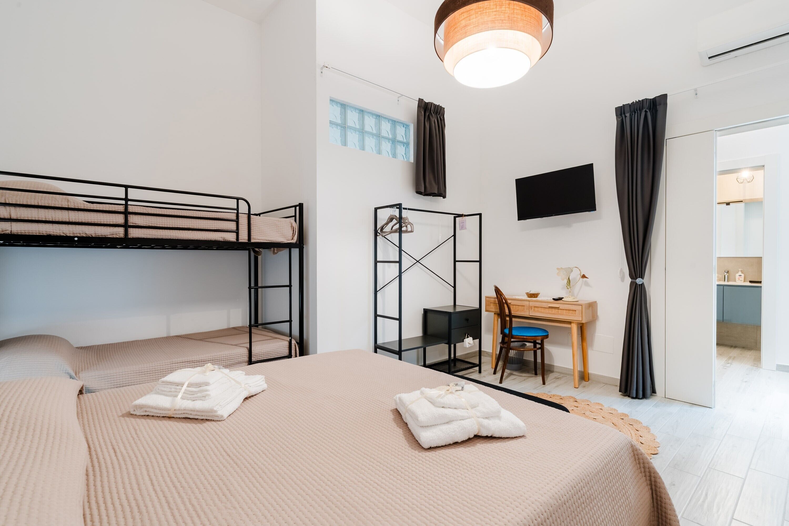 2 bedrooms, iron/ironing board, WiFi, bed sheets