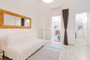 2 bedrooms, iron/ironing board, WiFi, bed sheets - Holiday Home 'Casa Margherita' with Private Terrace, Wi-Fi and Air Conditioning (MATINO)