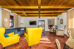 Een televisie en een open haard