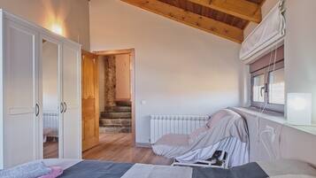 4 bedrooms, WiFi, bed sheets