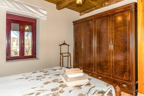 4 bedrooms, WiFi, bed sheets