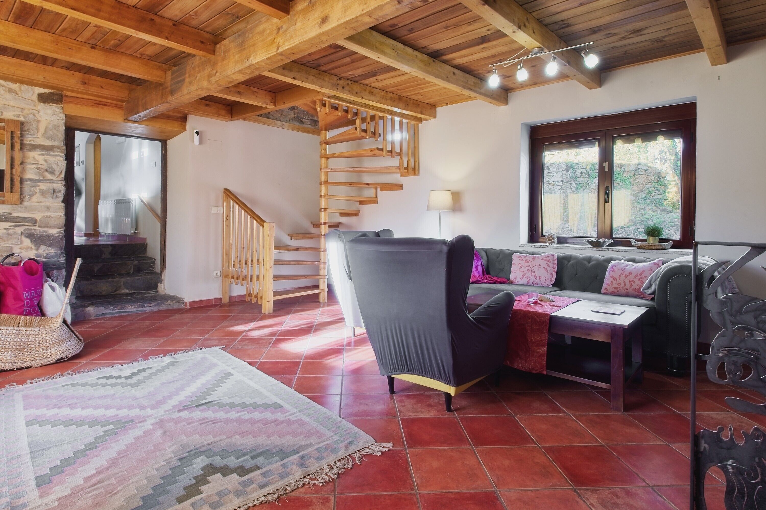 Una televisión, una chimenea