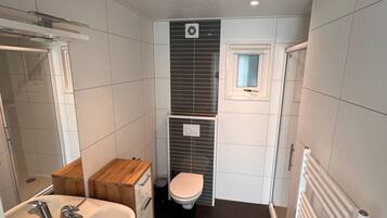 Een douche, zeep, toiletpapier