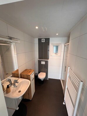 Een douche, zeep, toiletpapier