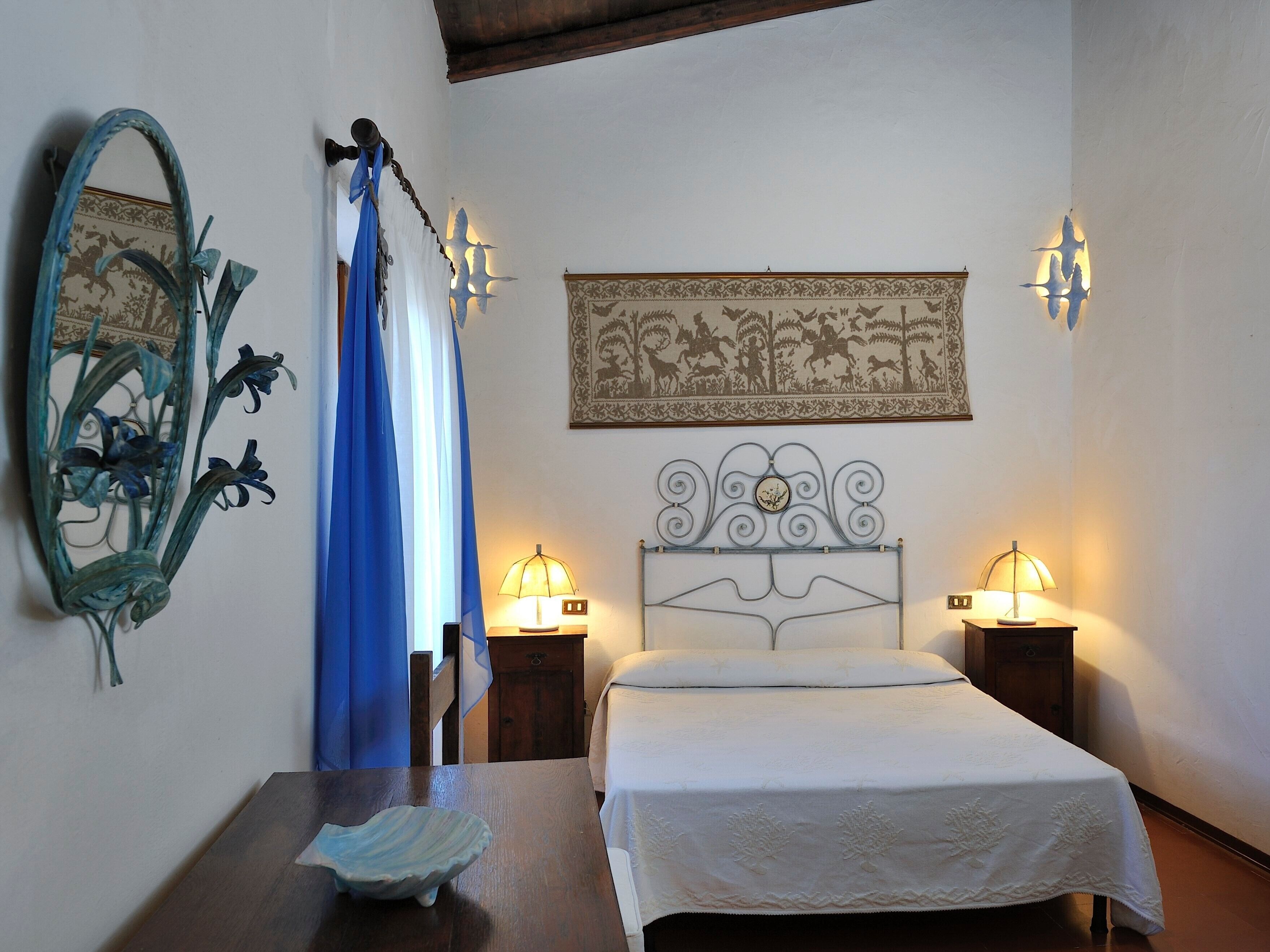 3 bedrooms, desk, WiFi, bed sheets