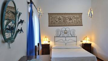 3 bedrooms, desk, WiFi, bed sheets