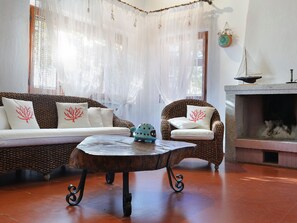 Televisión y chimenea 