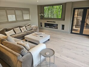 TV, fireplace - Luxury riverside home 4 bedrooms 5 bathrooms (Stratford upon Avon)
