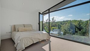 4 bedrooms, iron/ironing board, free WiFi, bed sheets - Luxury riverside home 4 bedrooms 5 bathrooms (Stratford upon Avon)