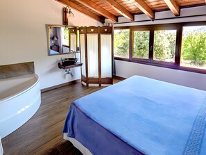 5 bedrooms, iron/ironing board, WiFi, bed sheets