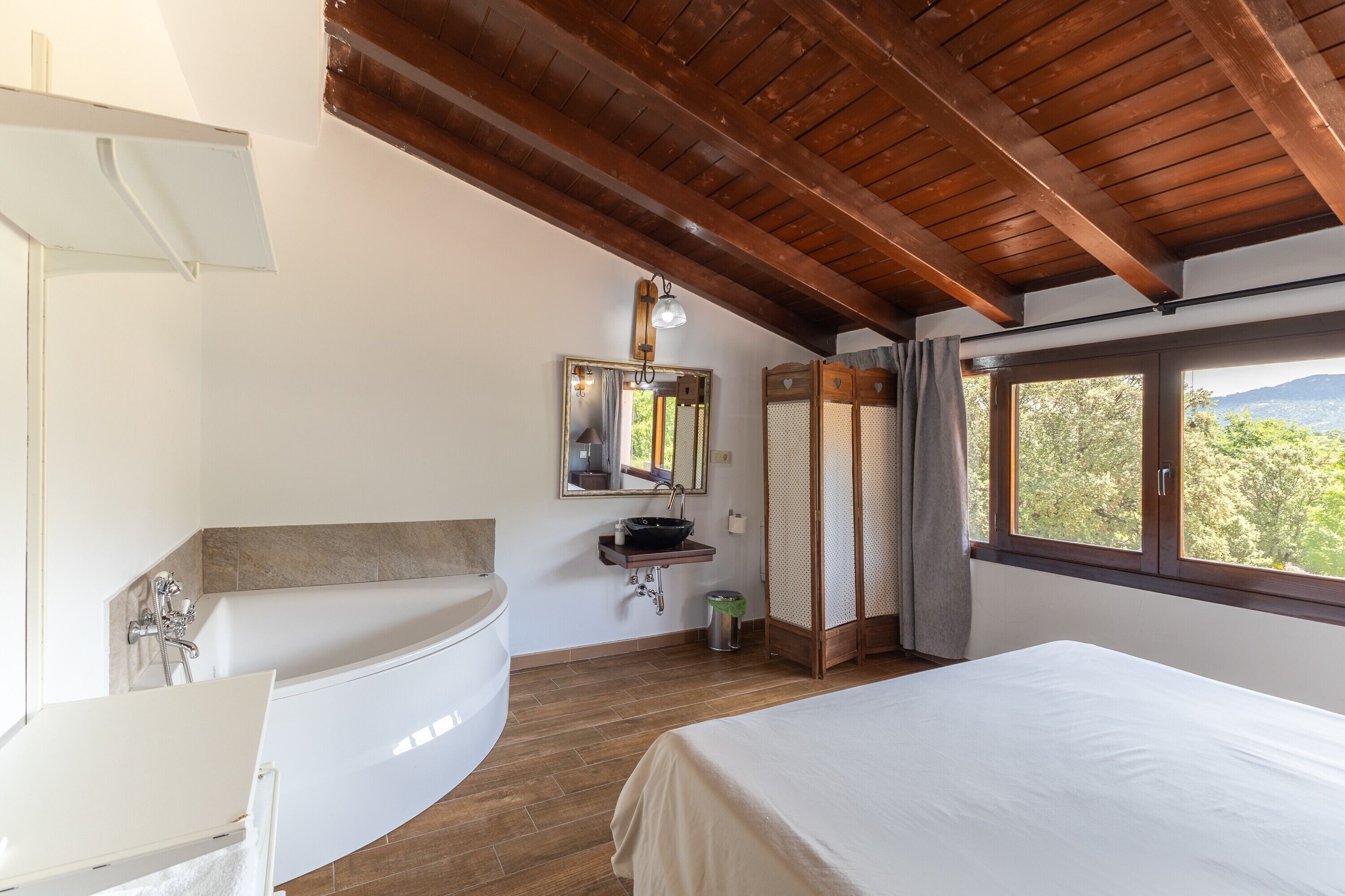 5 chambres, fer et planche à repasser, Wi-Fi, draps fournis