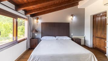 5 bedrooms, iron/ironing board, WiFi, bed sheets