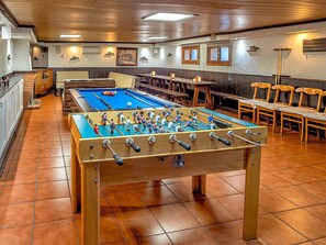 Games room - Holiday Home 'Viria' with Mountain Views, Wi-Fi and Air Conditioning (Navaluenga)