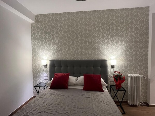 خزنة داخل الغرفة ومكتب ومساحة عمل للكمبيوتر المحمول ومكواة/لوح كي