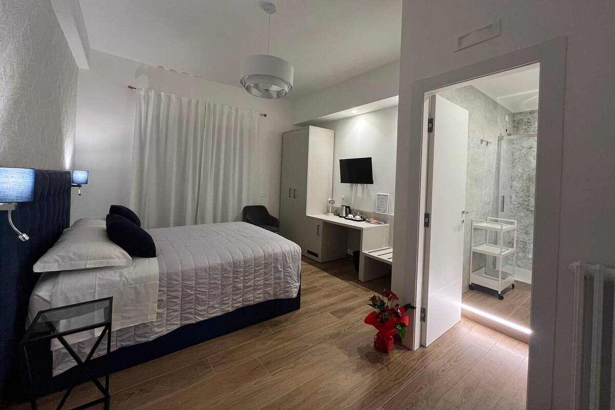 خزنة داخل الغرفة ومكتب ومساحة عمل للكمبيوتر المحمول ومكواة/لوح كي