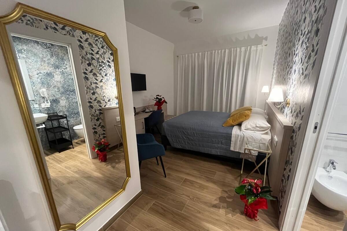 خزنة داخل الغرفة ومكتب ومساحة عمل للكمبيوتر المحمول ومكواة/لوح كي