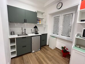 ثلاجة صغيرة، ميكروويف، مستلزمات طهي/أطباق/أوعية