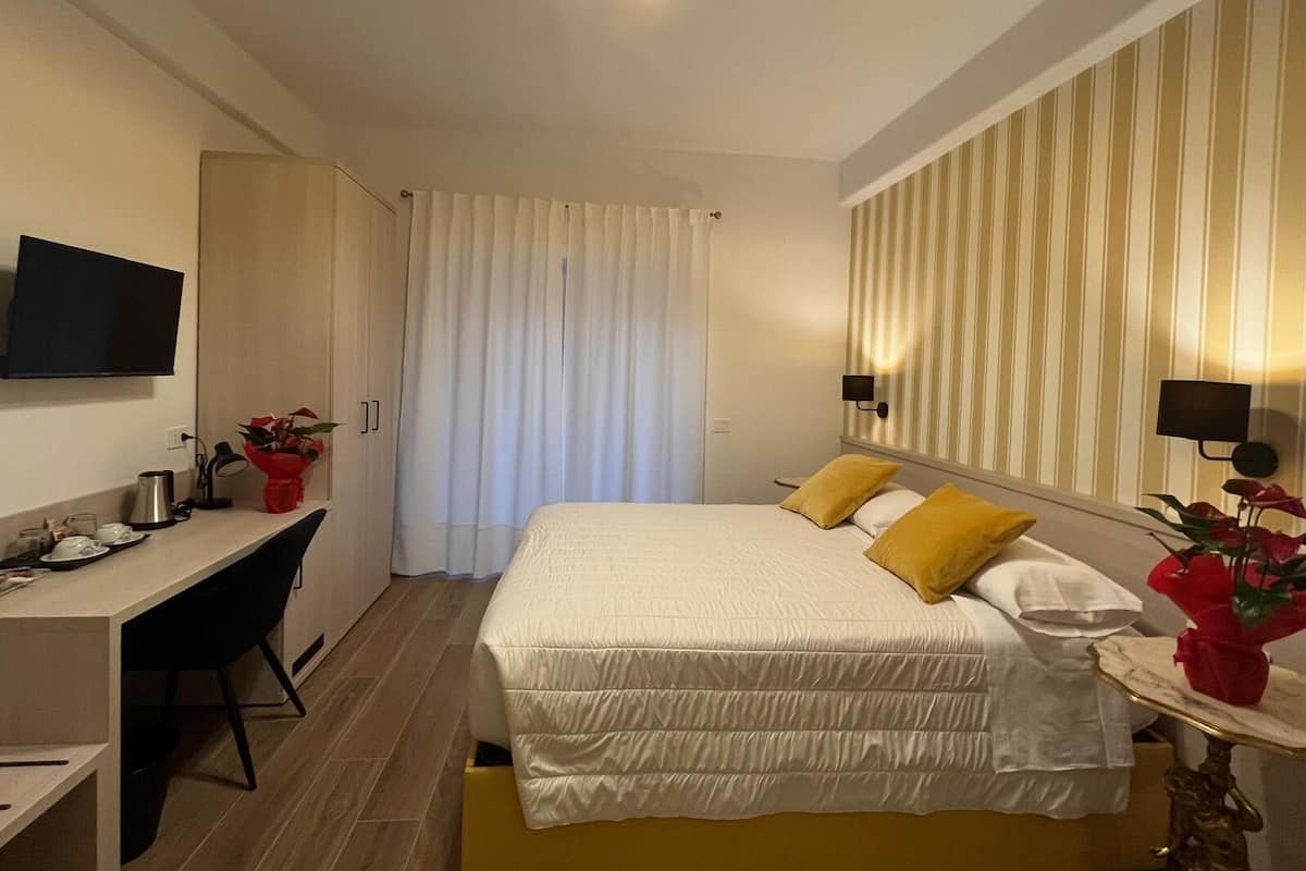 Habitación de lujo con 1 cama matrimonial o 2 individuales, balcón, vista al patio | Caja de seguridad en la habitación y escritorio