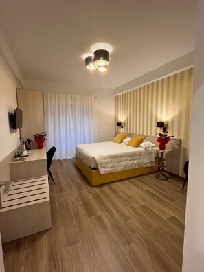 خزنة داخل الغرفة ومكتب ومساحة عمل للكمبيوتر المحمول ومكواة/لوح كي