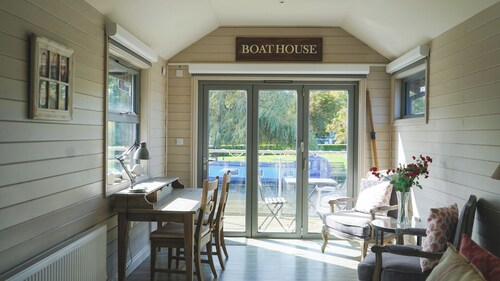 Cosy Island Cottage with Boat in Henley-on-Thames