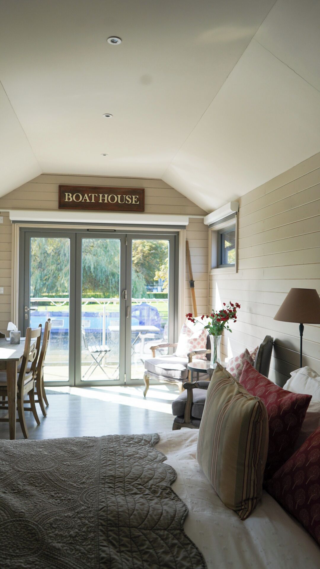 5 bedrooms, iron/ironing board, WiFi, bed sheets