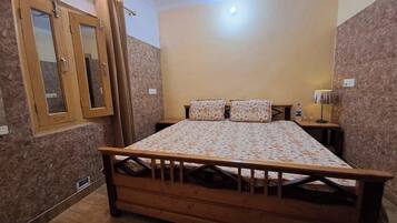 Kamar Deluks | Meja kerja dan Wi-Fi gratis