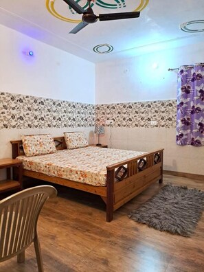 Desk, free WiFi - Gopi Homestay and Restaurant (Jim Corbett) (Salt)