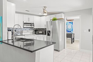 Refrigerador, microondas, horno, placa de cocina