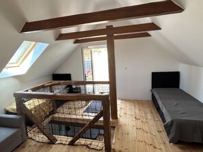 3 bedrooms, iron/ironing board, WiFi, bed sheets