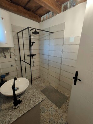 Ducha, secador de pelo, toallas, jabón