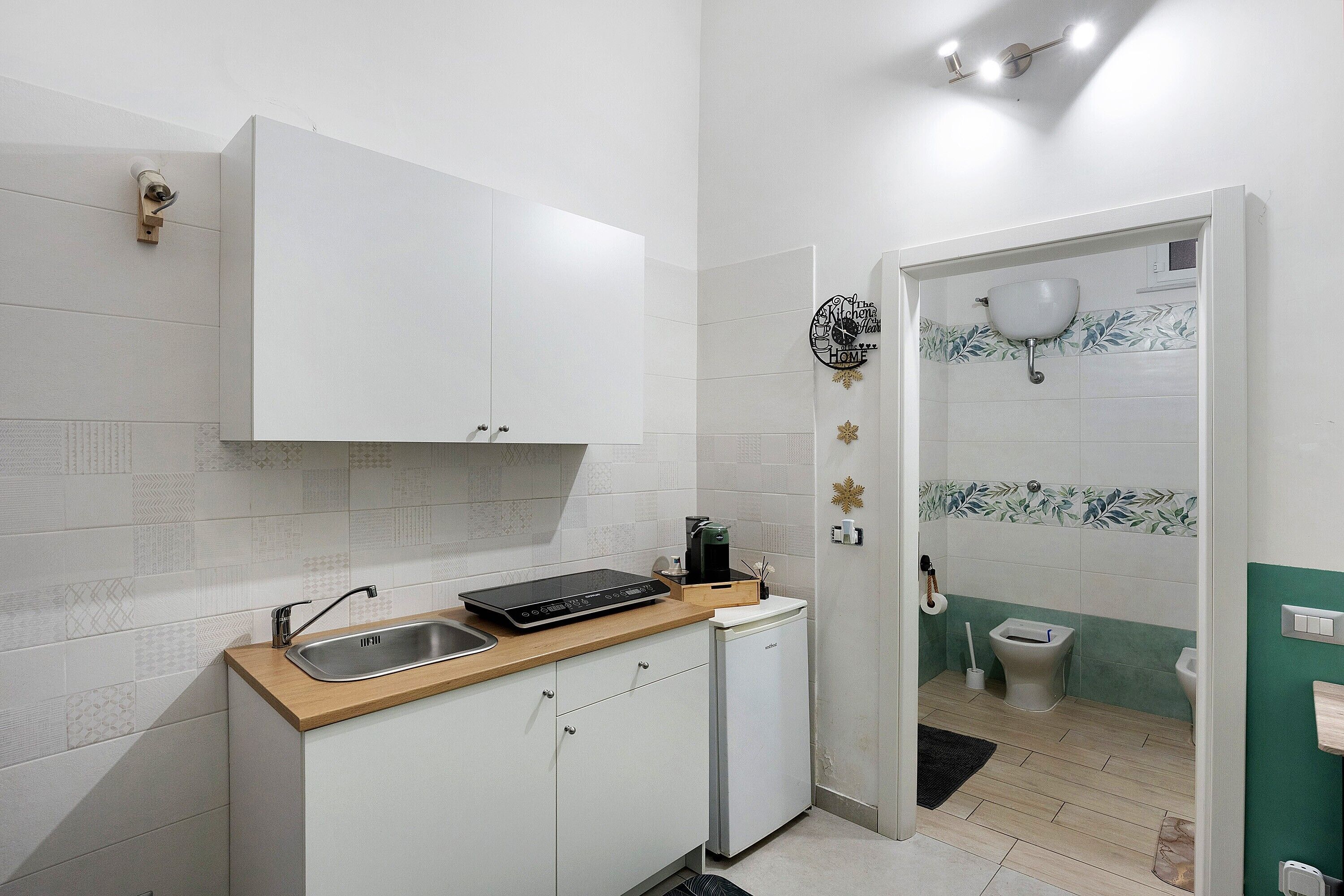 Frigorifero, piano cottura, macchina per tè/caffè, bollitore elettrico