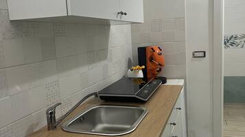 Kühlschrank, Herdplatte, Wasserkocher mit Kaffee-/Teezubehör