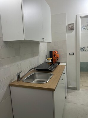 Frigorifero, piano cottura, macchina per tè/caffè, bollitore elettrico