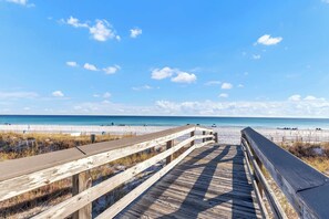 Beach nearby - Barkentine: Pool & White Sands Steps Away (Fort Walton Beach)