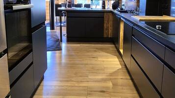 Køleskab, mikrobølgeovn, ovn, kogeplade