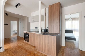 Private kitchen - Nanterre - Modern 4-bedroom apartment (Nanterre)