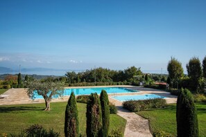 Una piscina con una vista despejada del mar al fondo.